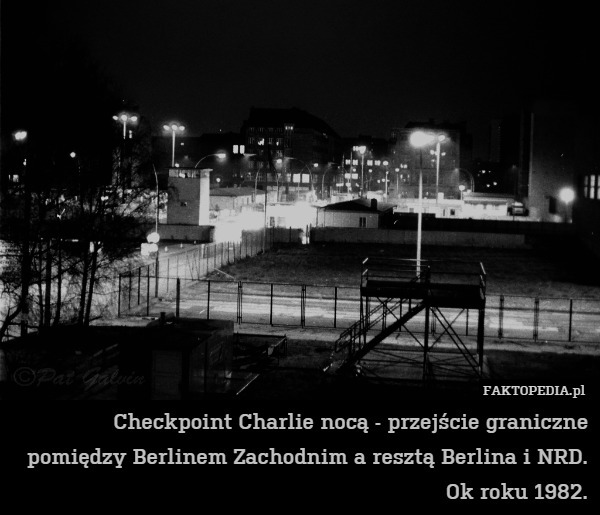Checkpoint Charlie nocą - przejście graniczne pomiędzy Berlinem Zachodnim