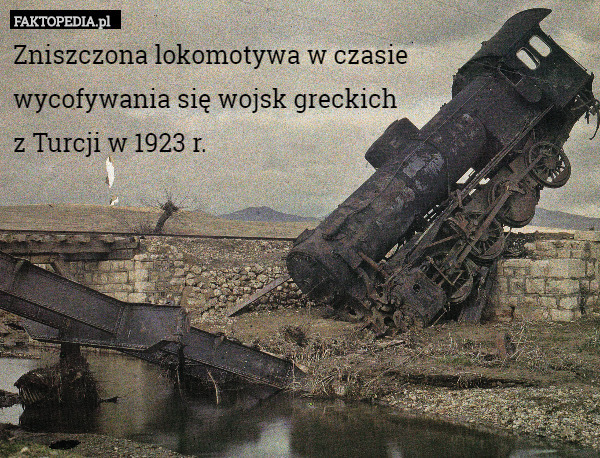 Zniszczona lokomotywa w czasie wycofywania się wojsk greckich z Turcji...