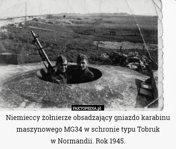 Niemieccy żołnierze obsadzający gniazdo karabinu maszynowego MG34 w schronie...