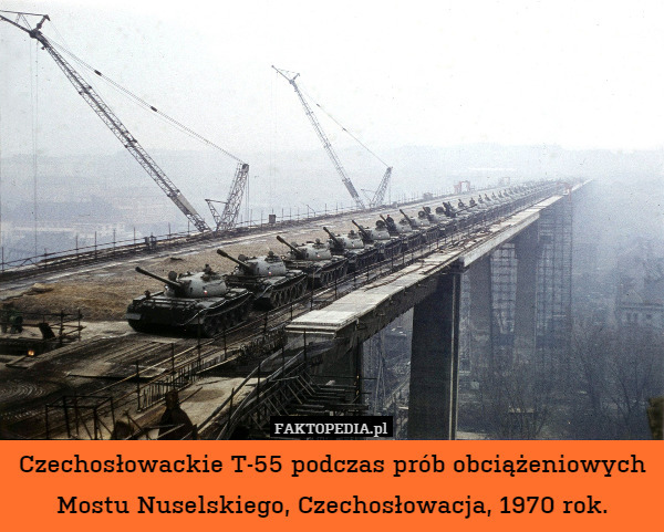 Czechosłowackie T-55 podczas prób obciążeniowych mostu nuselskiego, Czechosłowacja,
