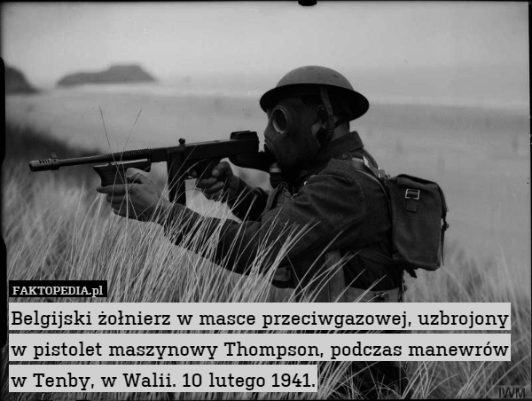 Belgijski żołnierz w masce przeciwgazowej, uzbrojony w pistolet maszynowy