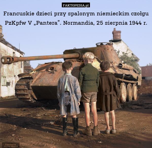 Francuskie dzieci przy spalonym niemieckim czołgu PzKpfw V "Pantera".