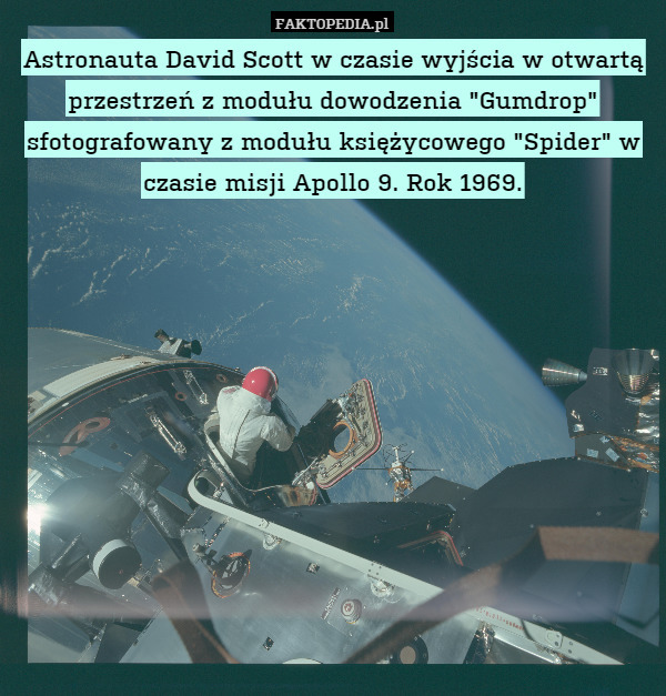 Astronauta David Scott w czasie wyjścia w otwartą przestrzeń z modułu dowodzenia