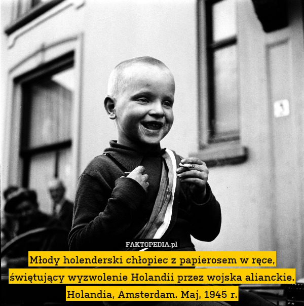 Młody holenderski chłopiec z papierosem w ręce, świętujący wyzwolenie Holandii