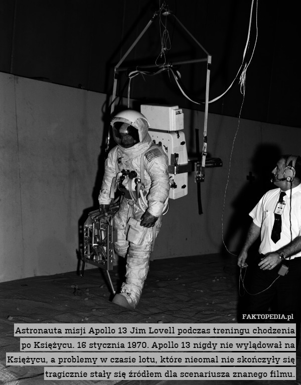 Astronauta misji Apollo 13 Jim Lovell podczas treningu chodzenia po Księżycu.