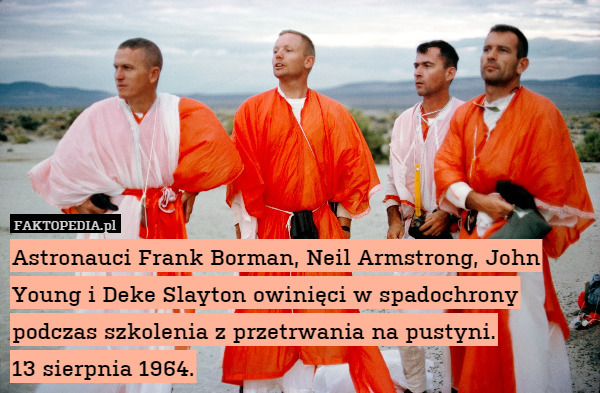 Astronauci Frank Borman, Neil Armstrong, John Young i Deke Slayton owinięci