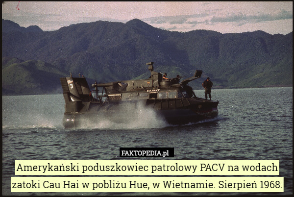 Amerykański poduszkowiec patrolowy PACV na wodach zatoki Cau Hai w pobliżu...
