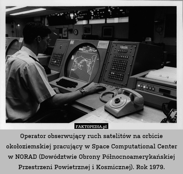 Operator obserwujący ruch satelitów na orbicie okołoziemskiej pracujący