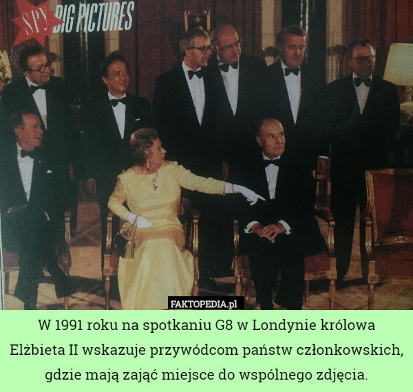 W 1991 roku na spotkaniu G8 w Londynie królowa Elżbieta II wskazuje przywódcom...