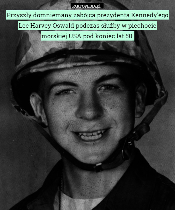 Przyszły domniemany zabójca prezydenta Kennedy'ego Lee Harvey Oswald podczas...