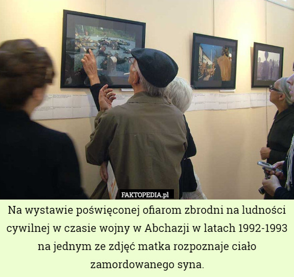 Na wystawie poświęconej ofiarom zbrodni na ludności cywilnej w czasie wojny