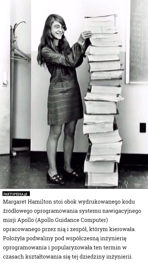 Margaret Hamilton stoi obok wydrukowanego kodu źródłowego oprogramowania