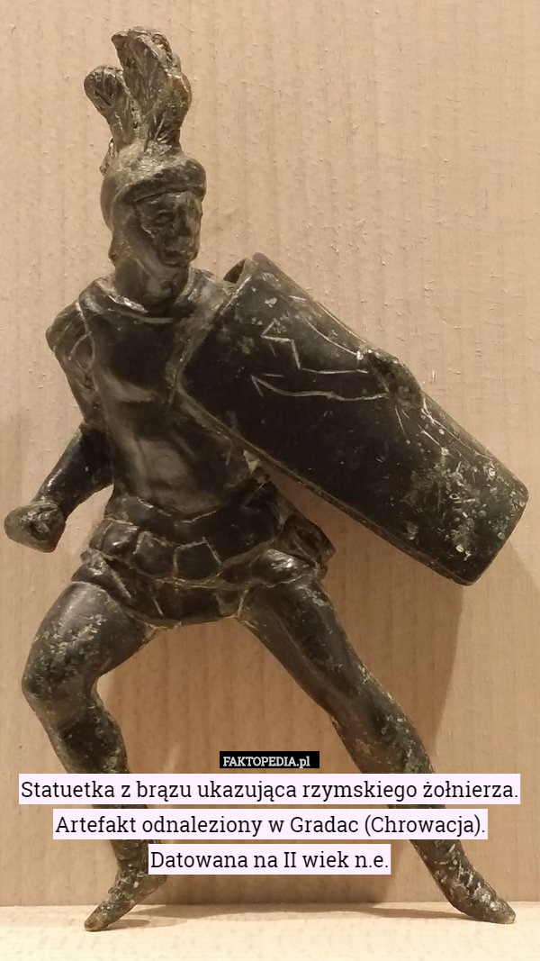Statuetka z brązu ukazująca rzymskiego żołnierza. Artefakt odnaleziony w