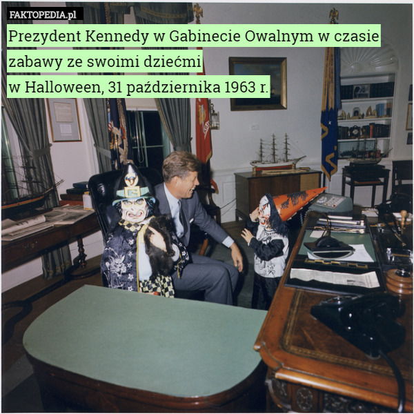 Prezydent Kennedy w Gabinecie Owalnym w czasie zabawy ze swoimi dziećmi