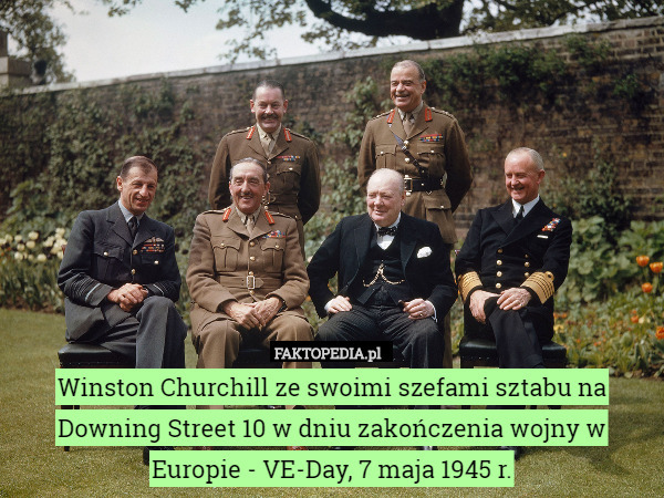 Winston Churchill ze swoimi szefami sztabu na Downing Street 10 w dniu zakończenia