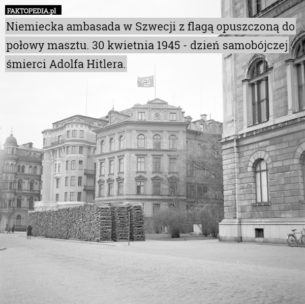 Niemiecka ambasada w Szwecji z flagą opuszczoną do połowy masztu. 30 kwietnia