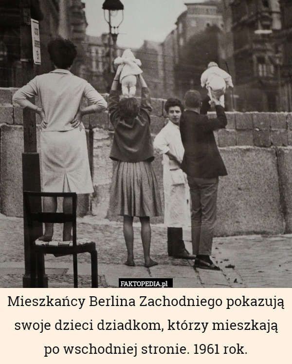Mieszkańcy Berlina Zachodniego pokazują swoje dzieci dziadkom, którzy mieszkają