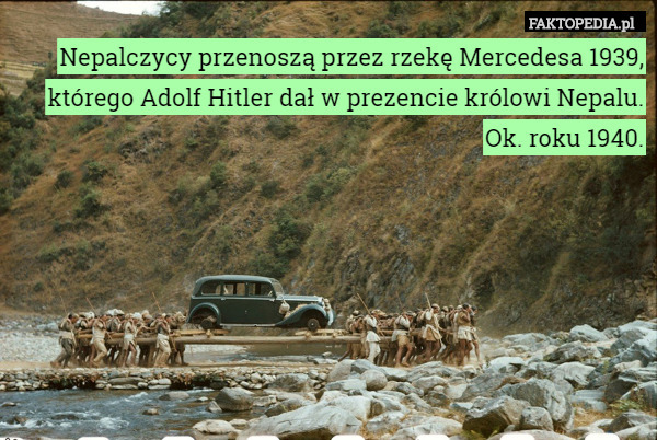 Nepalczycy przenoszą przez rzekę Mercedesa 1939, którego Adolf Hitler dał