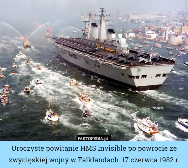 Uroczyste powitanie HMS Invisible po powrocie ze zwycięskiej wojny w Falklandach.