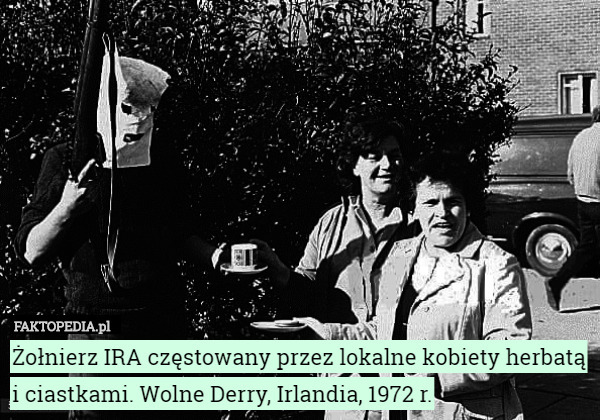 Żołnierz IRA częstowany przez lokalne kobiety herbatą i ciastkami. Wolne