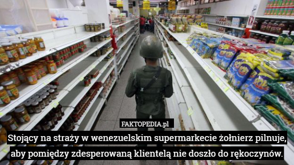 Stojący na straży w wenezuelskim supermarkecie żołnierz pilnuje, aby pomiędzy