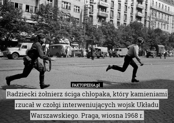 Radziecki żołnierz ściga chłopaka, który kamieniami rzucał w czołgi interweniujących