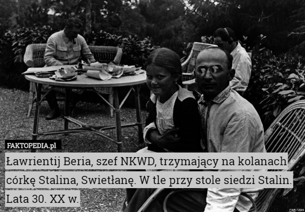 Ławrientij Beria, szef NKWD, trzymający na kolanach córkę Stalina, Swietłanę.