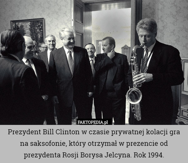 Prezydent Bill Clinton w czasie prywatnej kolacji gra na saksofonie, który