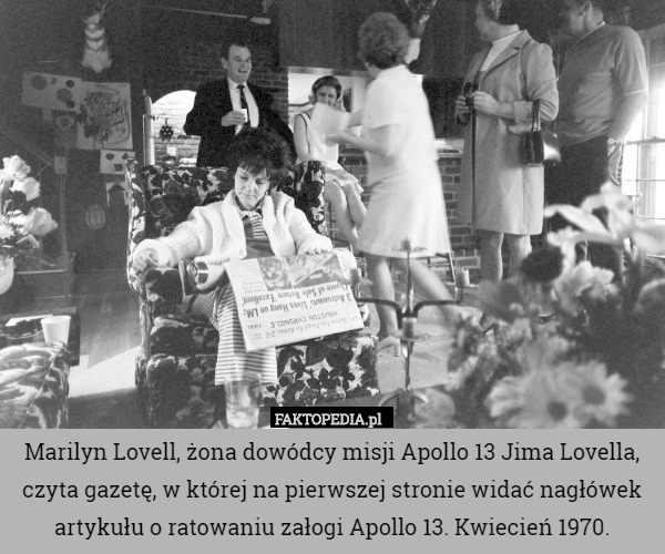 Marilyn Lovell, żona dowódcy misji Apollo 13 Jima Lovella, czyta gazetę,