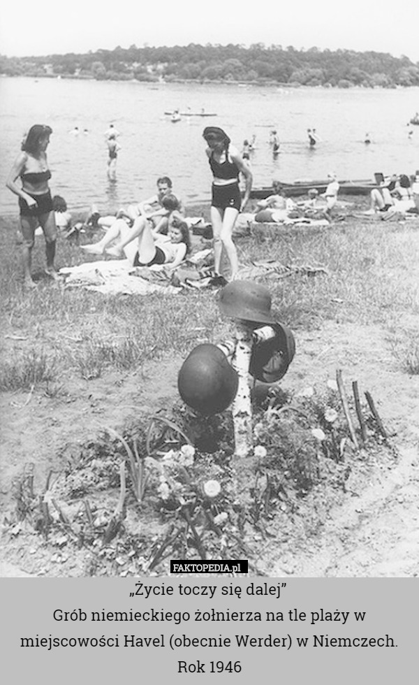 "Życie toczy się dalej" Grób niemieckiego żołnierza na tle plaży
