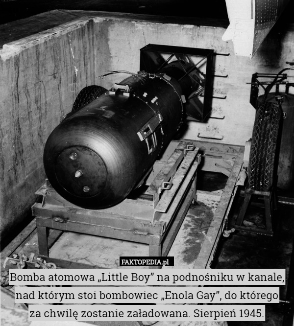 Bomba atomowa "Little Boy" na podnośniku w kanale nad którym stoi