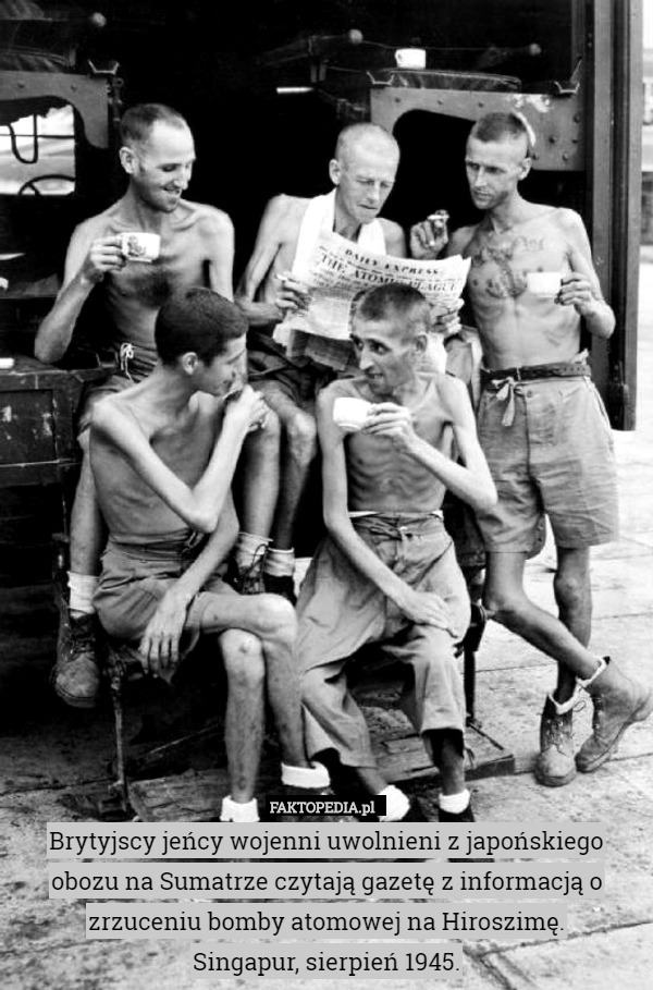 Brytyjscy jeńcy wojenni uwolnieni z japońskiego obozu na Sumatrze czytają