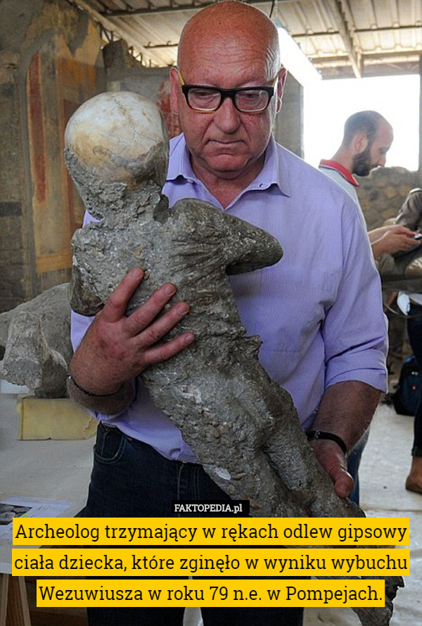 Archeolog trzymający w rękach odlew gipsowy ciała dziecka