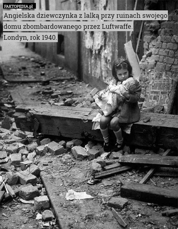 Angielska dziewczynka z lalką przy ruinach swojego domu zbombardowanego