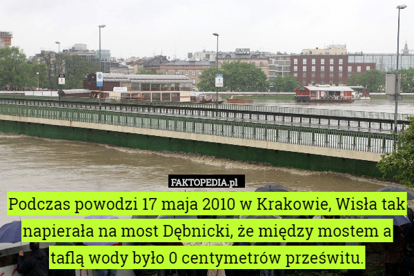 Podczas powodzi 17 maja 2010 w Krakowie, Wisła tak napierała na most Dębnicki,