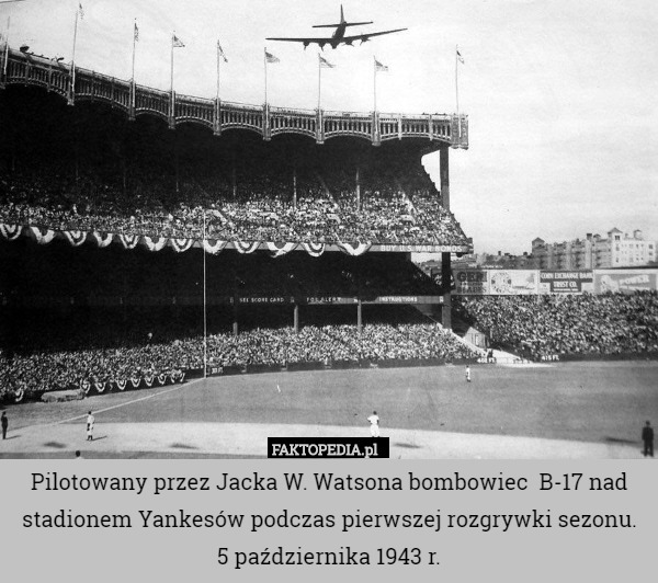 Pilotowany przez Jacka W. Watsona bombowiec  B-17 nad stadionem Yankesów