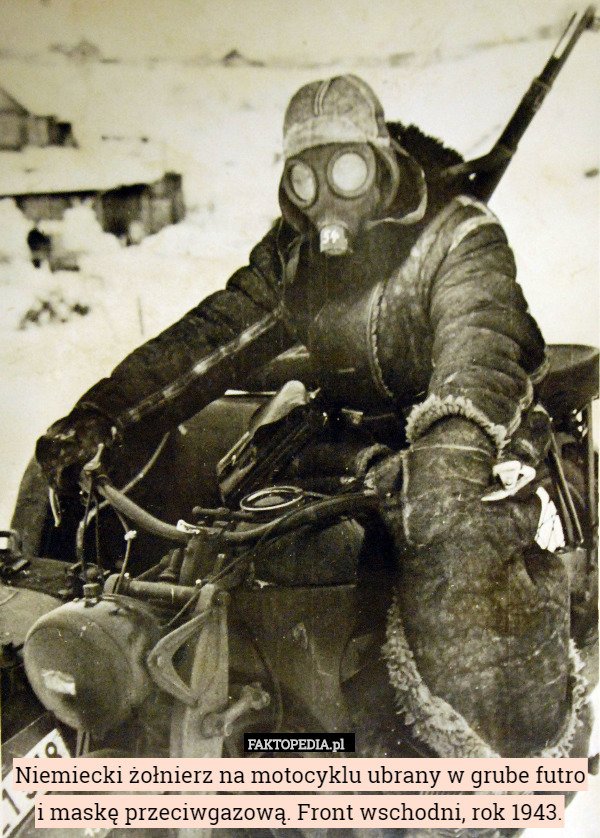 Niemiecki żołnierz na motocyklu ubrany w grube futro i maskę przeciwgazową.