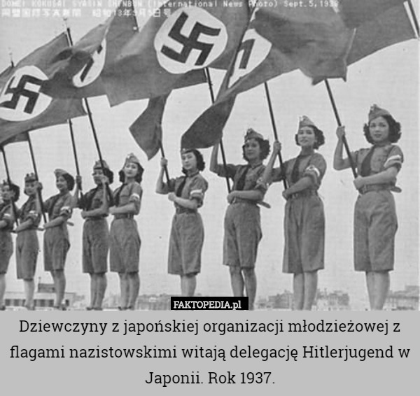 Dziewczyny z japońskiej organizacji młodzieżowej z flagami nazistowskimi