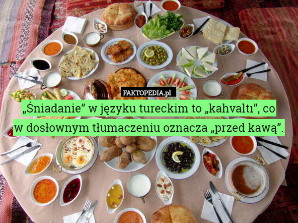 „Śniadanie” w języku tureckim to „kahvaltı”, cow dosłownym tłumaczeniu