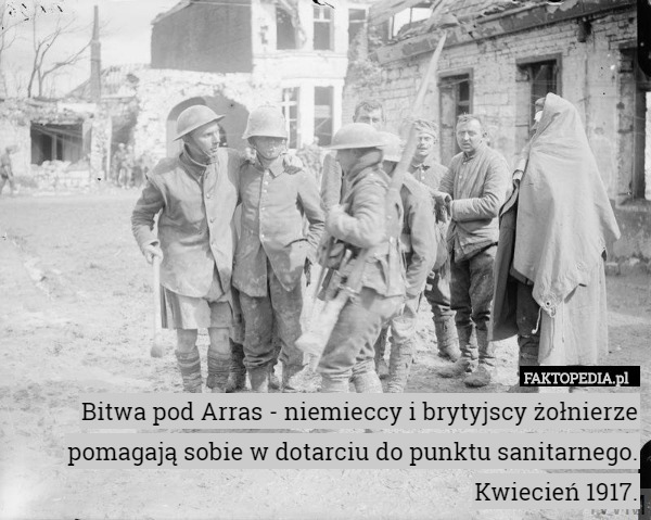 Bitwa pod Arras - niemieccy i brytyjscy żołnierze pomagają sobie w dotarciu