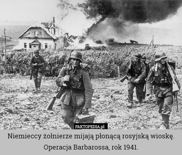 Niemieccy żołnierze mijają płonącą rosyjską wioskę. Operacja Barbarossa,