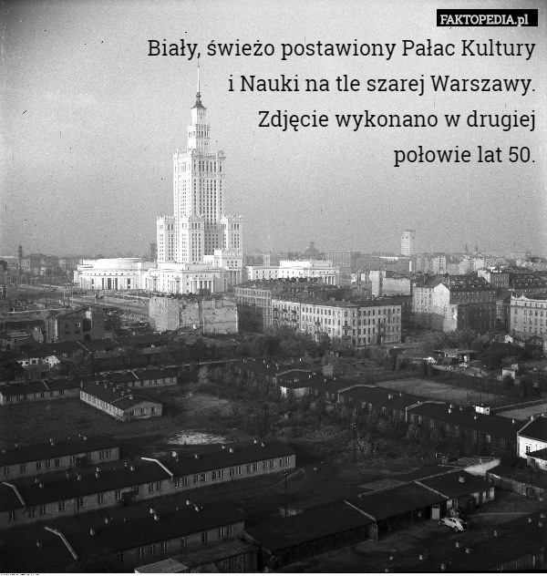 Biały, świeżo postawiony Pałac Kultury Nauki na tle szarej Warszawy. Zdjęcie