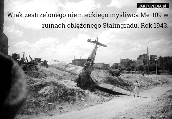 Wrak zestrzelonego niemieckiego myśliwca Me-109 w ruinach oblężonego Stalingradu.