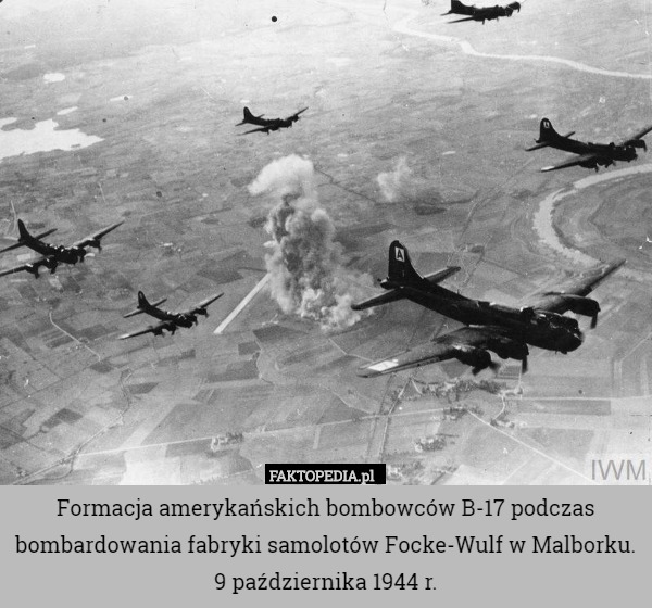 Formacja amerykańskich bombowców B-17 podczas bombardowania fabryki samolotów