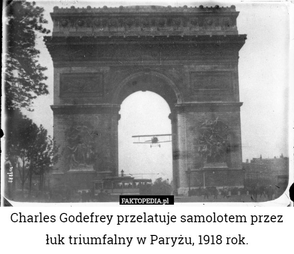 Charles Godefrey przelatuje samolotem przez łuk triumfalny w Paryżu, 1918