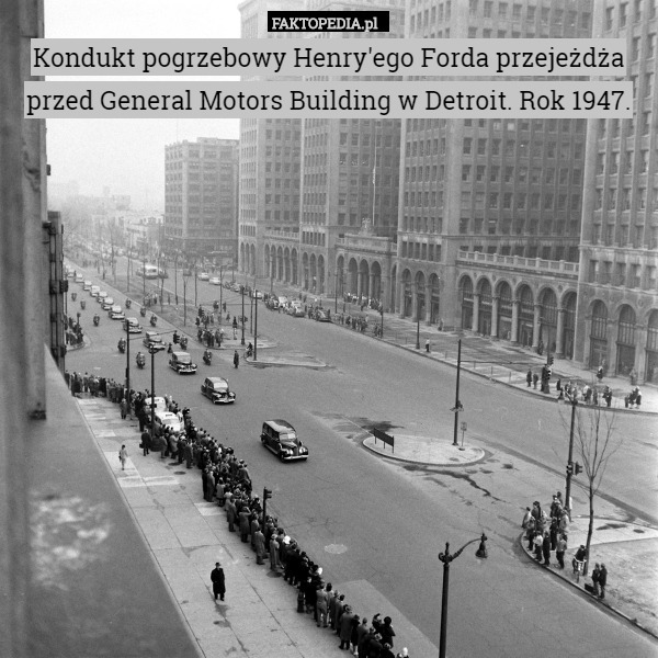 Kondukt pogrzebowy Henry'ego Forda przejeżdża przed General Motors Building