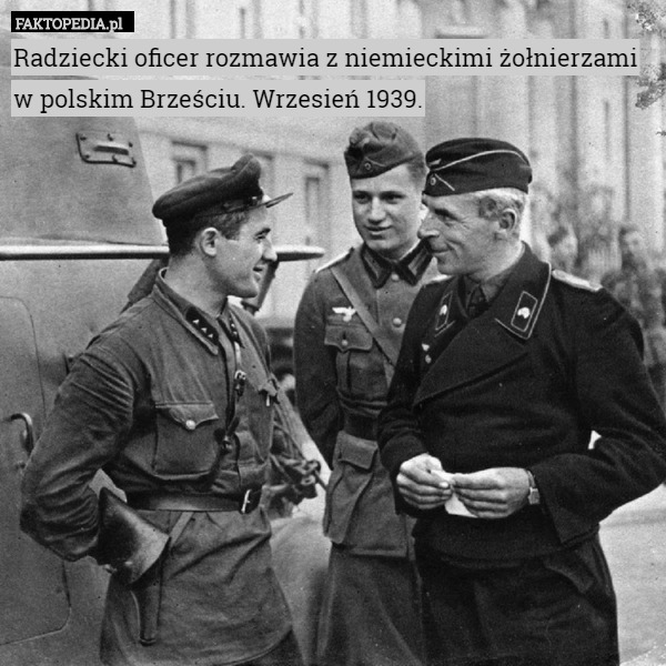 Radziecki oficer rozmawia z niemieckimi żołnierzami w polskim Brześciu.
