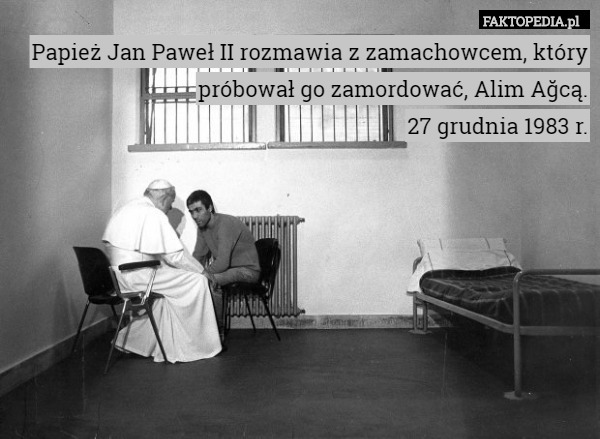 Papież Jan Paweł II rozmawia z zamachowcem, który próbował go zamordować,