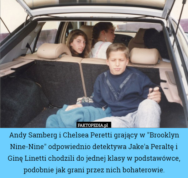 Andy Samberg i Chelsea Peretti grający w "Brooklyn Nine-Nine"