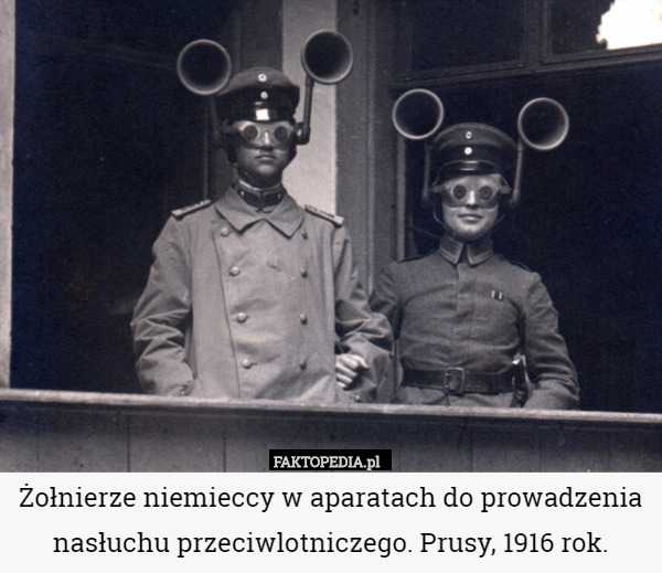 Żołnierze niemieccy w aparatach do prowadzenia nasłuchu przeciwlotniczego.